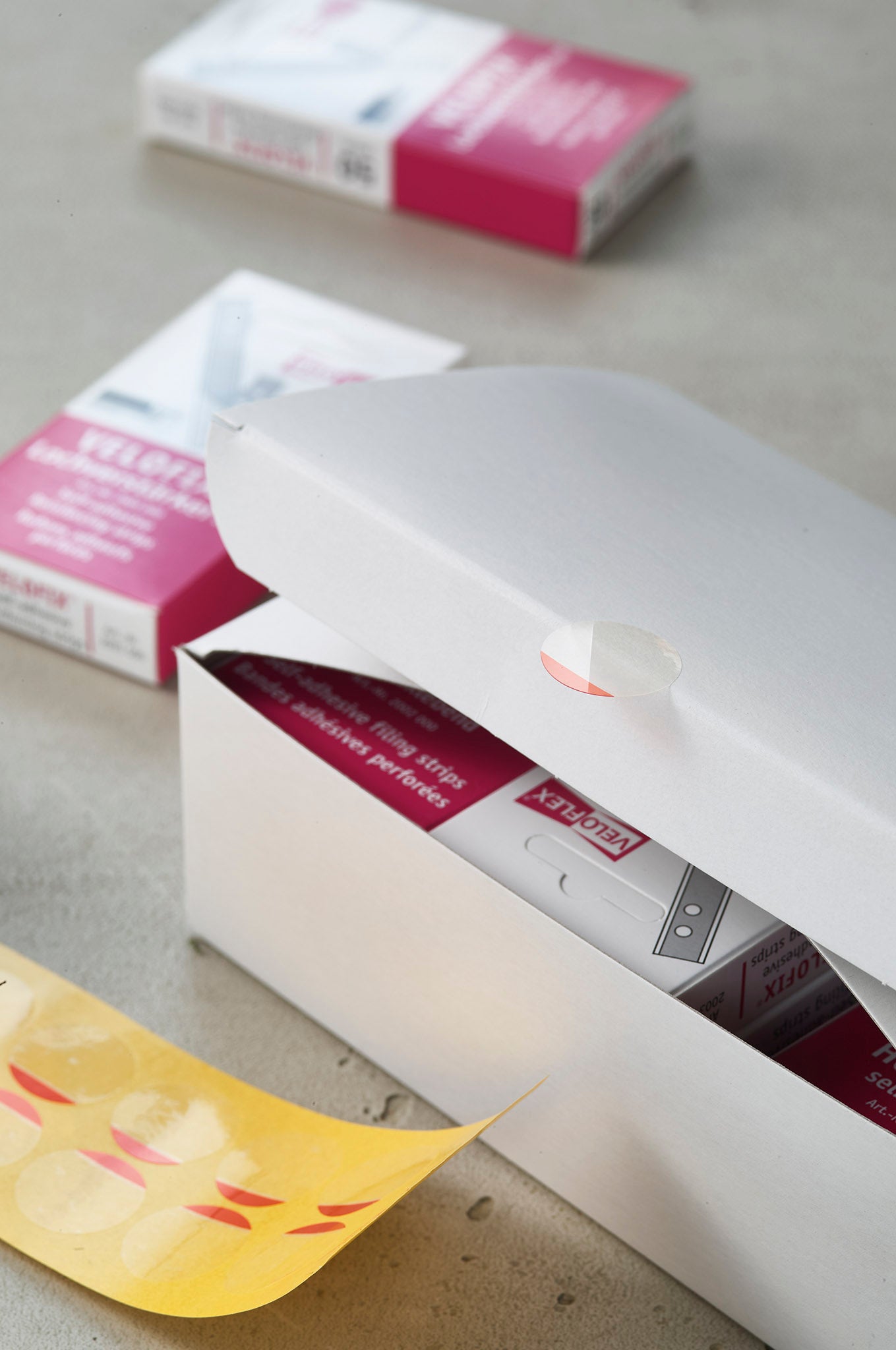 VELOCOLL® closure label with adhesive-free zone, strong adhesive, one-sided adhesive, diameter 25 mm, 1000 roll, transparent