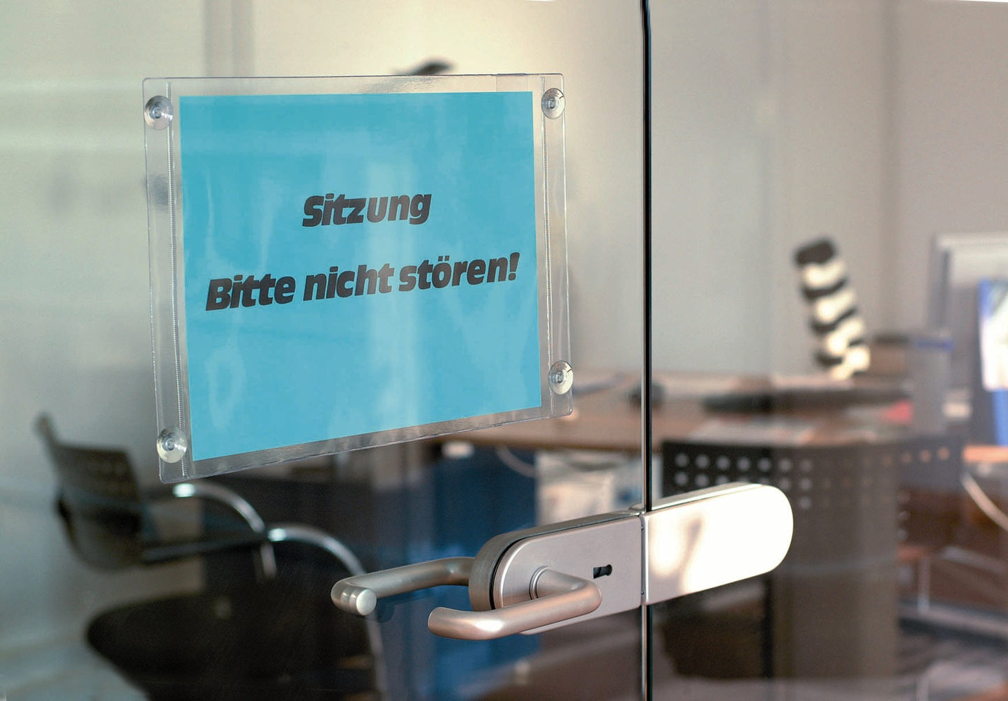 leichter Aushang von Informationen an verschiedenen Orten