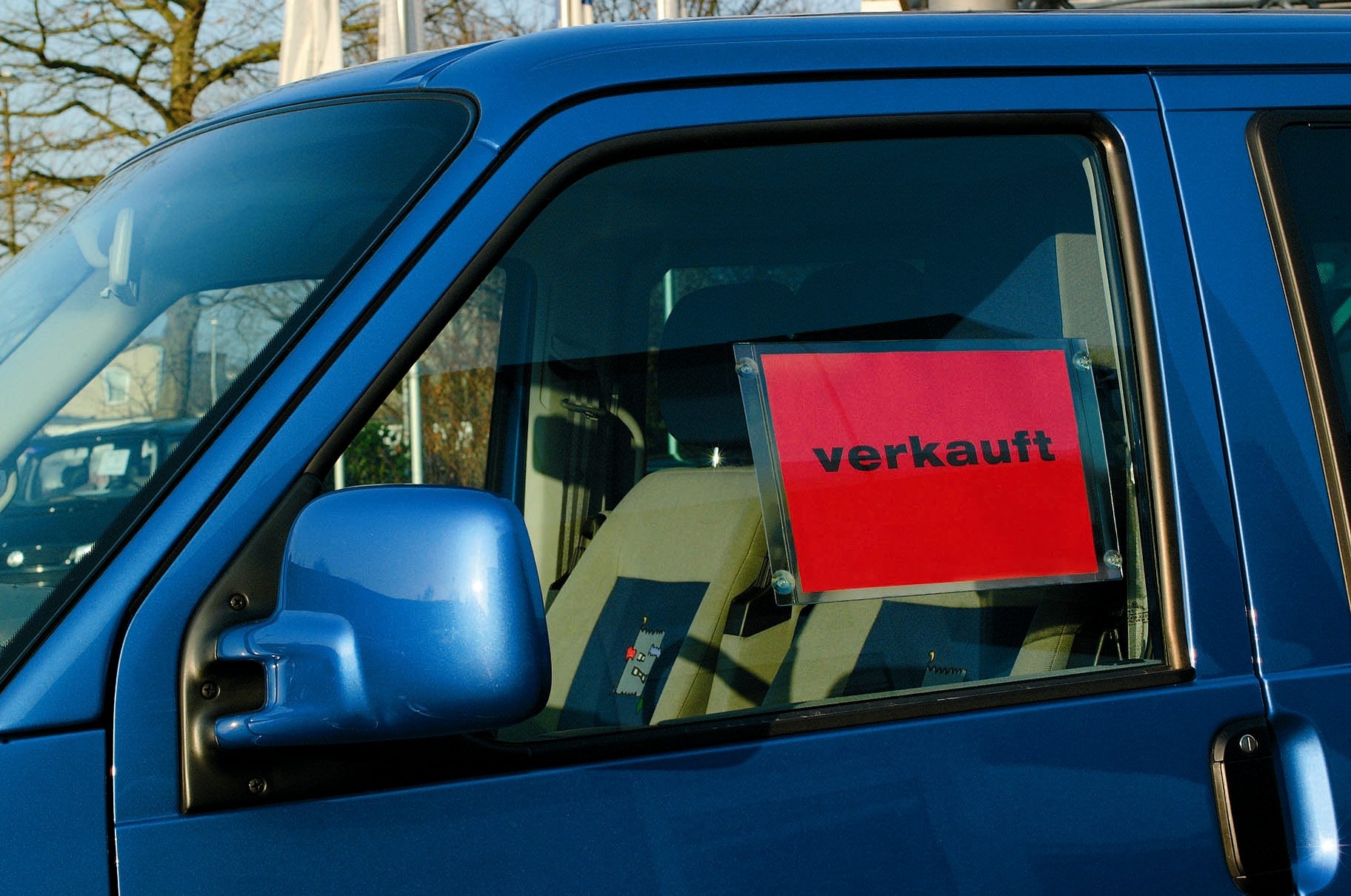 leichter Aushang von Informationen an verschiedenen Orten