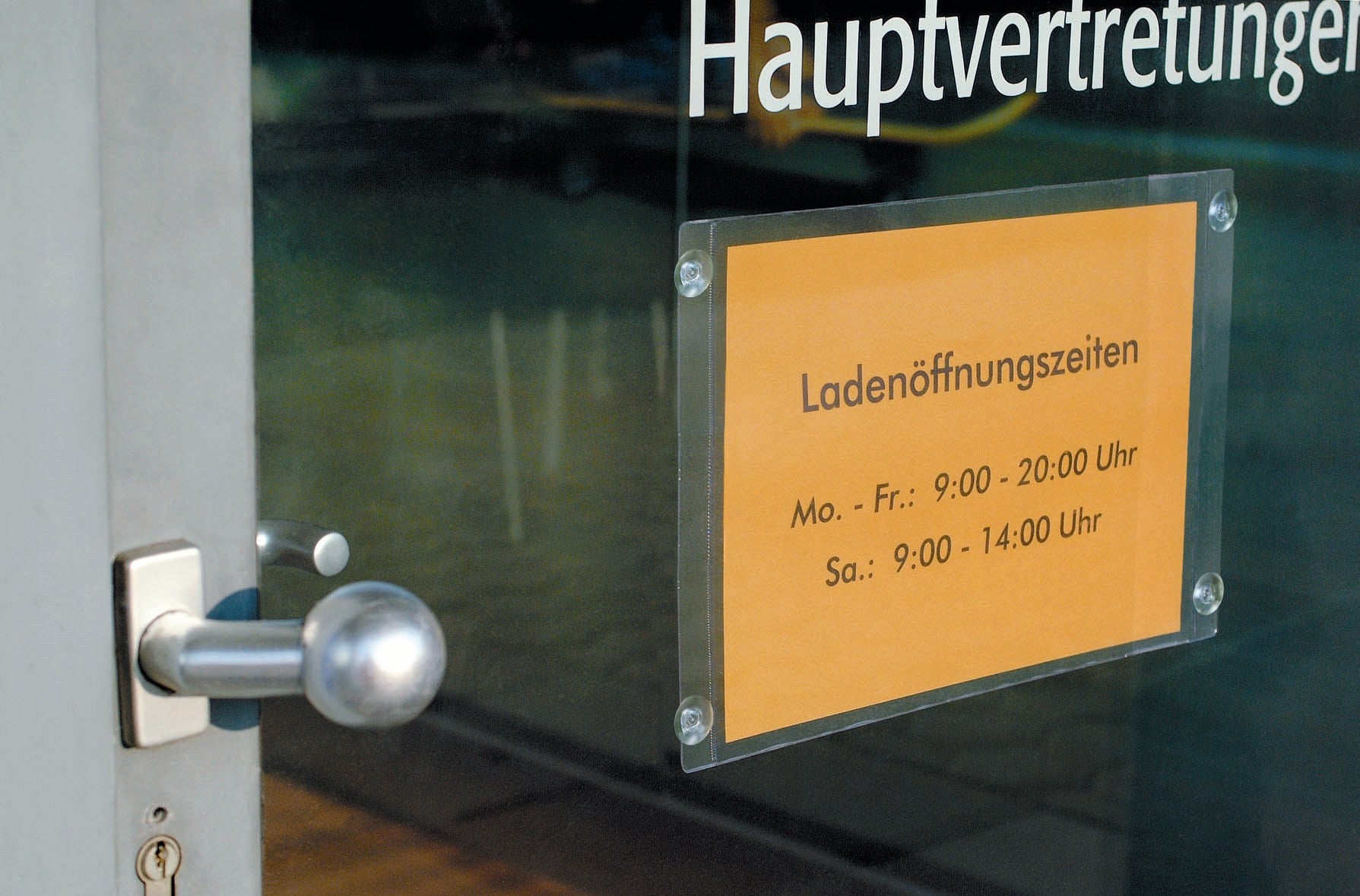 leichter Aushang von Informationen an verschiedenen Orten